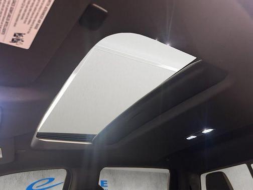 Summit White 2025 GMC Sierra 1500 AT4