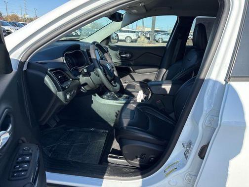 Bright White Clearcoat 2023 Jeep Cherokee Altitude