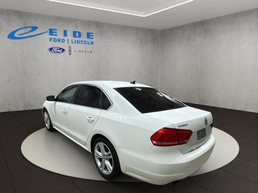 2014 Volkswagen Passat 1.8T Auto SE w/Sunroof & Nav