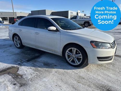 2014 Volkswagen Passat 1.8T Auto SE w/Sunroof & Nav