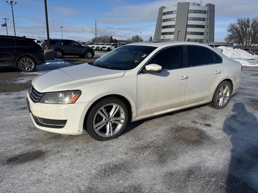2014 Volkswagen Passat 1.8T Auto SE w/Sunroof & Nav