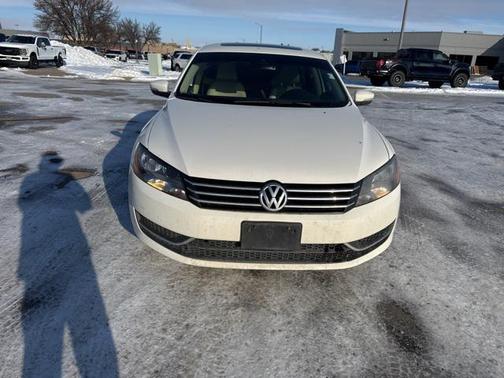 2014 Volkswagen Passat 1.8T Auto SE w/Sunroof & Nav