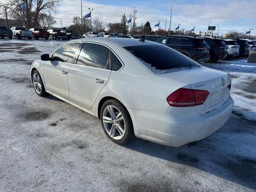 2014 Volkswagen Passat 1.8T Auto SE w/Sunroof & Nav