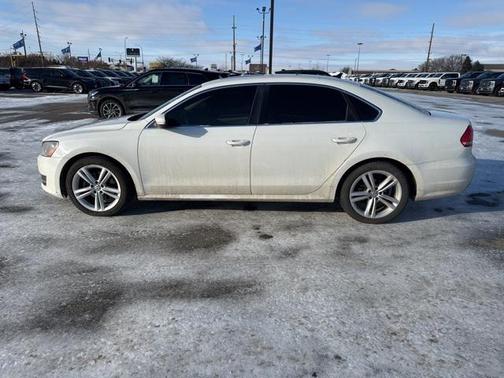 2014 Volkswagen Passat 1.8T Auto SE w/Sunroof & Nav