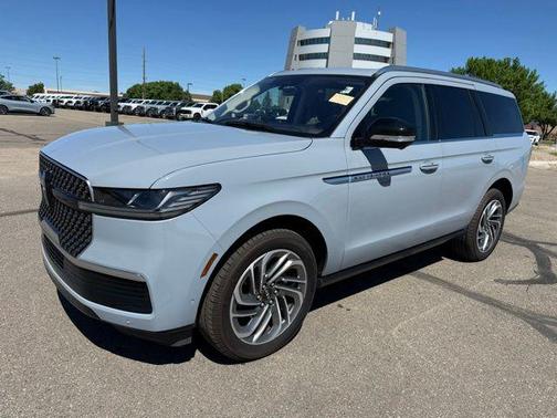 Gray Mist Metallic Tri-Coat 2025 Lincoln Navigator Reserve