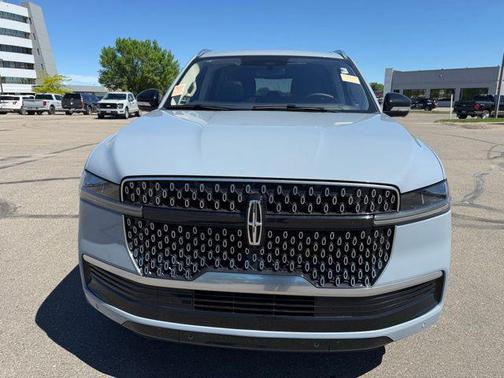 Gray Mist Metallic Tri-Coat 2025 Lincoln Navigator Reserve