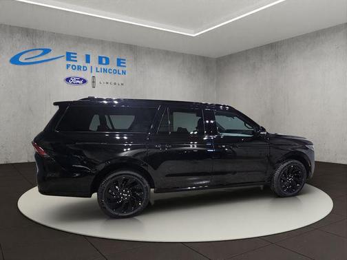 Infinite Black Metallic Clearcoat 2026 Lincoln Navigator Reserve