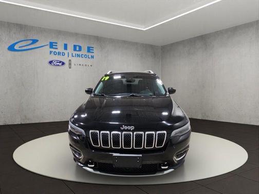Diamond Black Crystal Pearlcoat 2019 Jeep Cherokee Overland