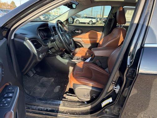 Diamond Black Crystal Pearlcoat 2019 Jeep Cherokee Overland