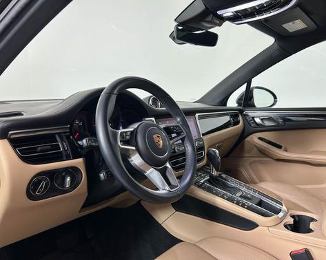 Jet Black Metallic 2020 Porsche Macan Base