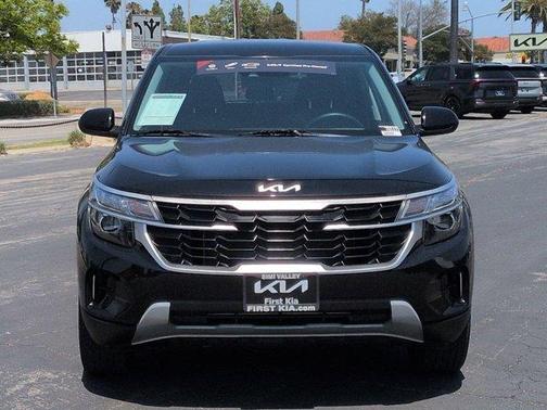 Fusion Orange 2024 Kia Seltos LX