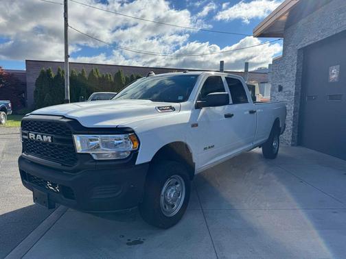 2022 RAM 2500 Tradesman Crew Cab 4x4 8' Box