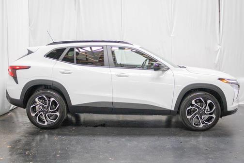 Summit White 2024 Chevrolet Trax FWD 2RS