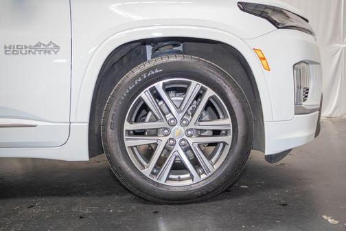 Summit White 2023 Chevrolet Traverse High Country