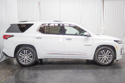 Summit White 2023 Chevrolet Traverse High Country