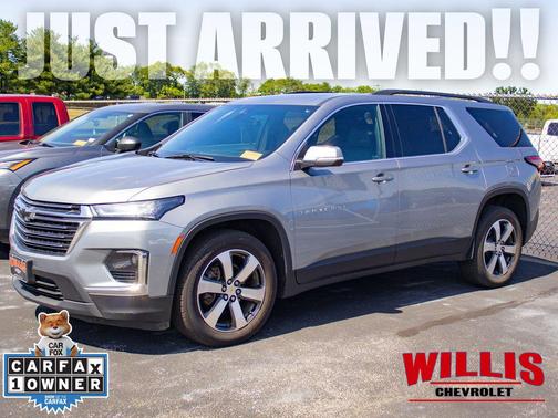 Sterling Gray Metallic 2023 Chevrolet Traverse LT Leather