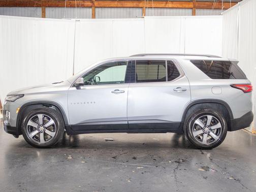 Sterling Gray Metallic 2023 Chevrolet Traverse LT Leather