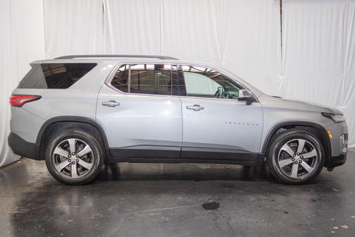 Sterling Gray Metallic 2023 Chevrolet Traverse LT Leather