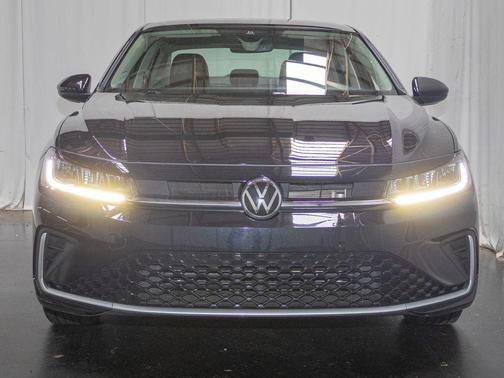 Deep Black Pearl 2025 Volkswagen Jetta 1.5T SE