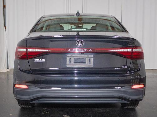 Deep Black Pearl 2025 Volkswagen Jetta 1.5T SE