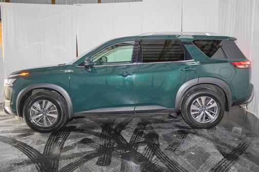 2023 Nissan Pathfinder SL 4WD