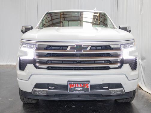 Iridescent Pearl Tricoat 2022 Chevrolet Silverado 1500 High Country
