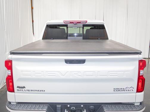 Iridescent Pearl Tricoat 2022 Chevrolet Silverado 1500 High Country