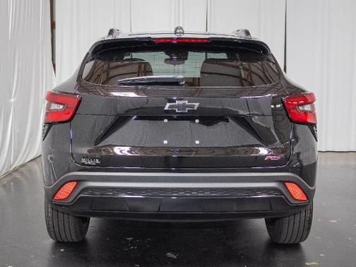Mosaic Black Metallic 2026 Chevrolet Trax FWD 2RS