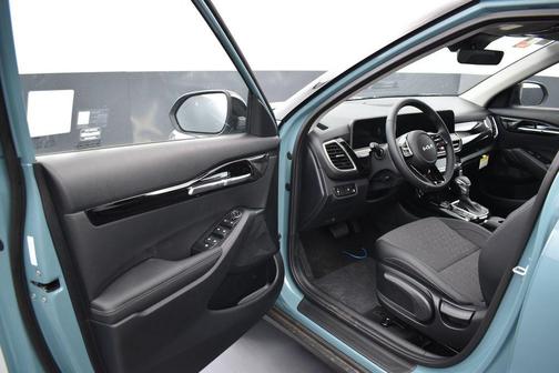 Blue / Black 2026 Kia Seltos S
