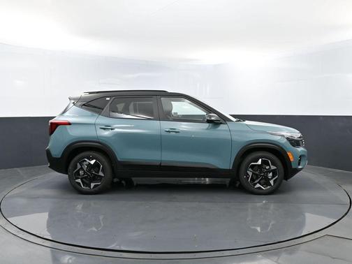 Blue / Black 2026 Kia Seltos S