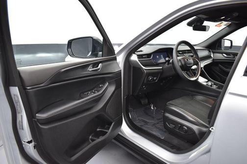 Silver Zynith 2025 Jeep Grand Cherokee Laredo