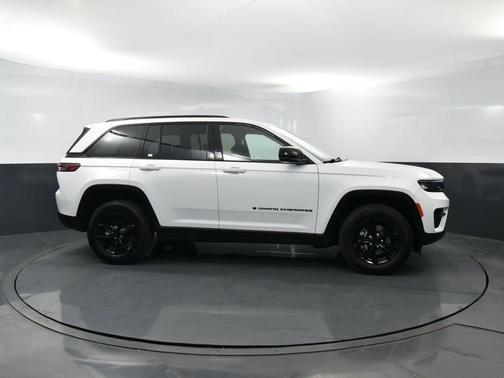 Bright White Clearcoat 2025 Jeep Grand Cherokee Laredo