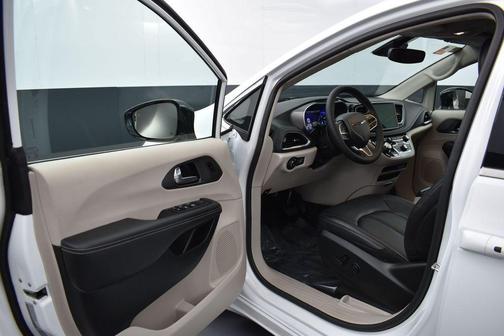 Bright White Clearcoat 2024 Chrysler Pacifica Touring-L
