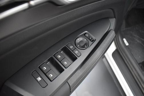 Snow White 2026 Kia Sportage Hybrid X-Line