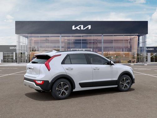 Snow White 2026 Kia Niro LX