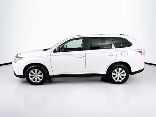 Diamond White Pearl 2014 Mitsubishi Outlander ES