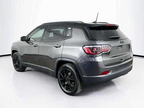 Granite Crystal Metallic Clearcoat 2022 Jeep Compass Latitude