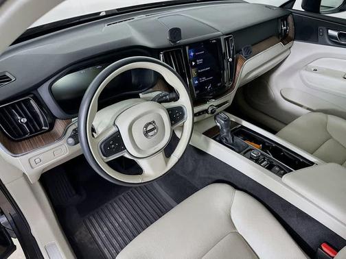 2021 Volvo XC60 T5 Momentum