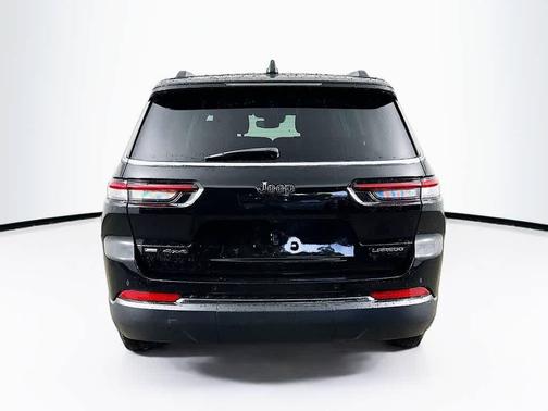 Diamond Black Crystal Pearlcoat 2022 Jeep Grand Cherokee L Laredo