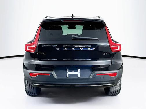 2023 Volvo XC40 B5 Plus Dark Theme