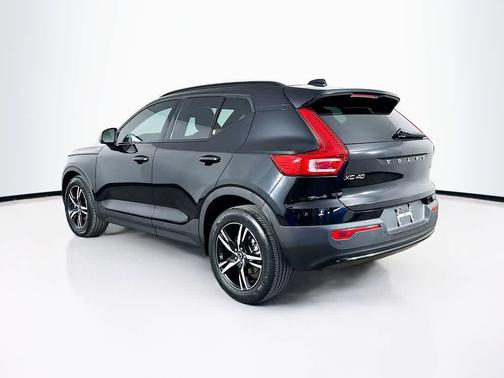 2023 Volvo XC40 B5 Plus Dark Theme