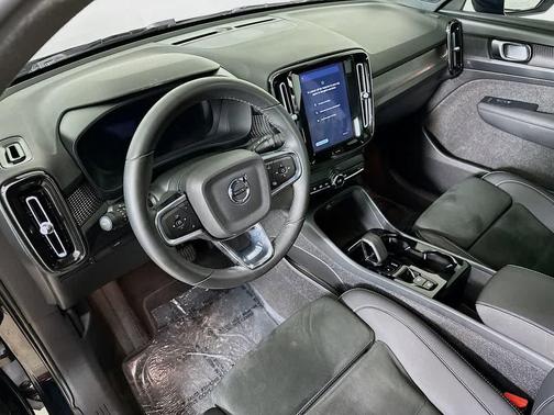 2023 Volvo XC40 B5 Plus Dark Theme