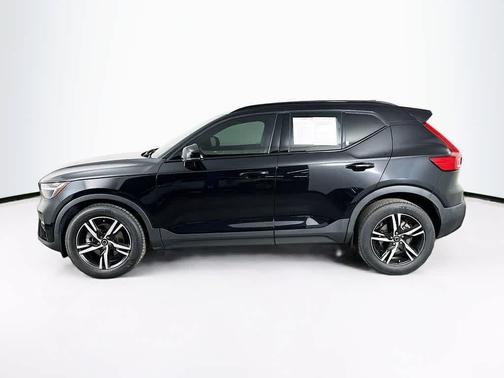 2023 Volvo XC40 B5 Plus Dark Theme