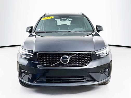 2023 Volvo XC40 B5 Plus Dark Theme