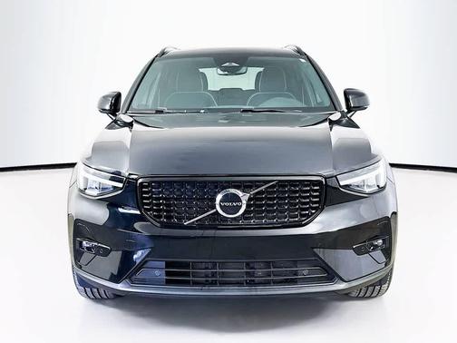 2023 Volvo XC40 B5 Plus Dark Theme