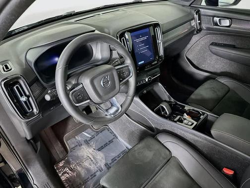 2023 Volvo XC40 B5 Plus Dark Theme