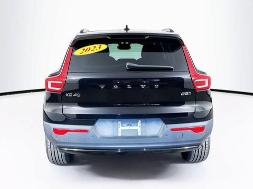 2023 Volvo XC40 B5 Plus Dark Theme