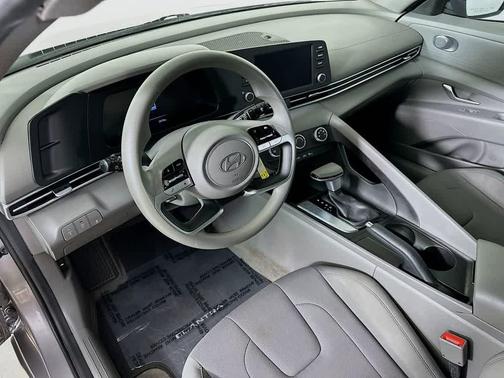 Fluid Metal 2024 Hyundai ELANTRA SE