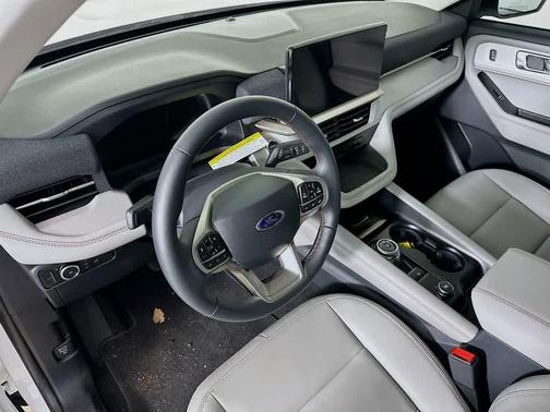 Star White Metallic Tri-Coat 2025 Ford Explorer Active