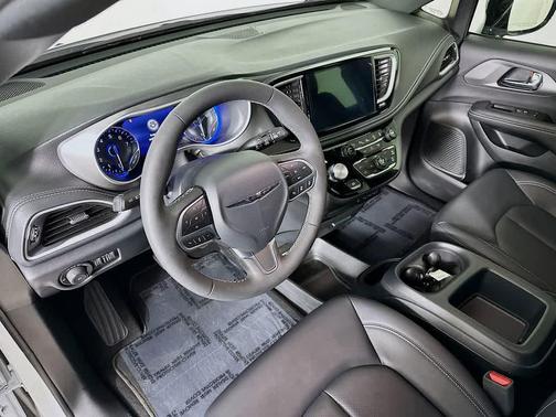 2025 Chrysler Pacifica L